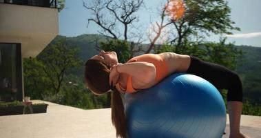 mulher fazendo yoga no terase da villa foto