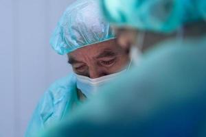 cirurgia abdominal real em um gato em um ambiente hospitalar foto
