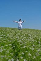 jovem mulher feliz em campo verde foto