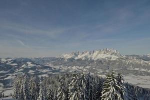 paisagem de montanha do inverno foto