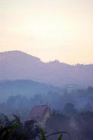 névoa matinal e vista da montanha no campo foto