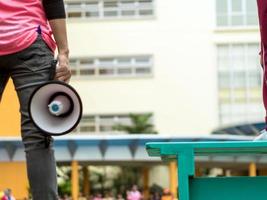 bangkok, tailândia - 15 de janeiro de 2019 no evento esportivo anual da escola, estudantes do ensino fundamental com seu treinador no jogo de esportes de bola de cadeira foto