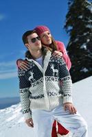 jovem casal na cena de neve do inverno foto