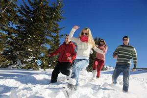 diversão de inverno com grupo de jovens foto