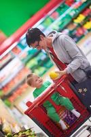 mãe com bebê em compras foto