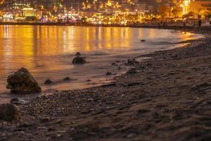 férias de verão à beira-mar à noite. bela paisagem marinha foto