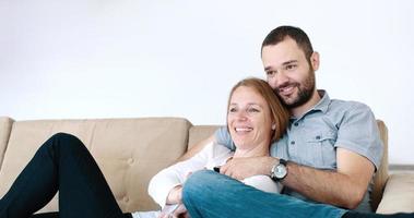 casal de idosos assistindo tv na villa moderna foto