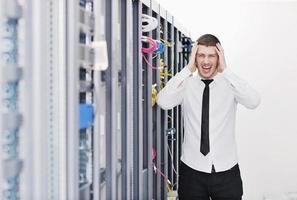 jovem engenheiro de TI na sala do servidor do datacenter foto