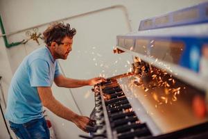 dentro da indústria pesada. um homem trabalha em uma fábrica moderna em uma máquina cnc. foco seletivo foto