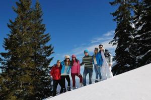 diversão de inverno com grupo de jovens foto