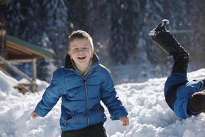 crianças brincando com neve fresca foto