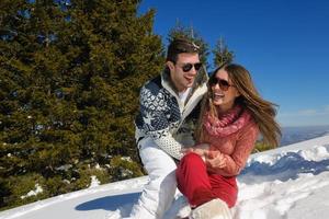 jovem casal na cena de neve do inverno foto