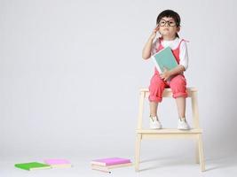 menina pré-escolar aprende na escola. menina se divertindo dentro de casa em casa, jardim de infância ou creche. conceito educacional para crianças da escola. foto