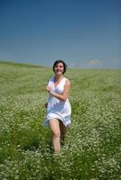 jovem mulher feliz em campo verde foto