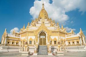 swe taw myat, pagode da relíquia do dente de buda no município de yangon de mianmar. foto