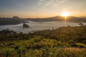 a bela vista da paisagem do parque florestal de phu lung ka durante o nascer do sol localizado na província de phayao, na tailândia. foto