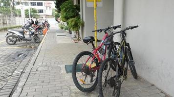 fundo de estacionamento de bicicletas gêmeas foto