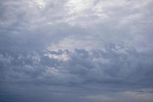 fantásticas nuvens brancas macias contra o fundo do céu azul. foto