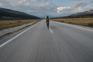 atleta de triatlo andando de bicicleta foto