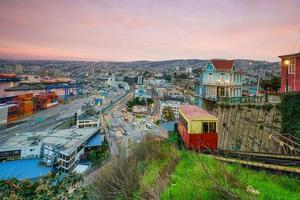 transporte de passageiros de funicular em valparaíso, chile. foto