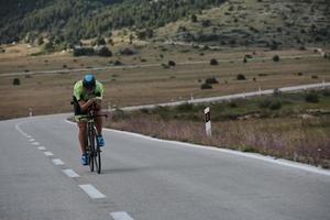 atleta de triatlo andando de bicicleta foto