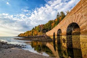 lindas cores de outono do parque nacional acadia em maine foto