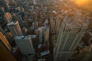 vista aérea do horizonte do centro de chicago ao pôr do sol foto