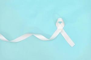 mês de conscientização do câncer de pulmão com fita branca. conceito de saúde e medicina. foto