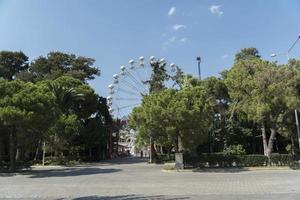 roda gigante no fundo do céu azul foto