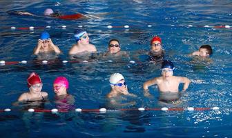 .crianças se divertindo em uma piscina foto