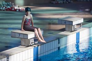 retrato de criança na piscina foto