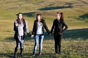 grupo de adolescentes se diverte ao ar livre foto