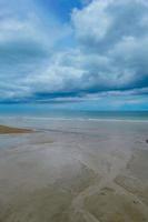 lindo mar de manhã com nuvem de chuva na tailândia. foto