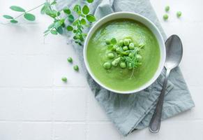sopa de legumes fresca feita de ervilhas verdes