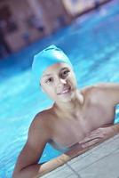 criança feliz na piscina foto