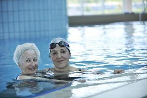 mulher sênior na piscina foto