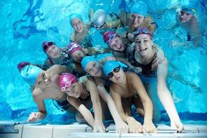 grupo de crianças felizes na piscina foto