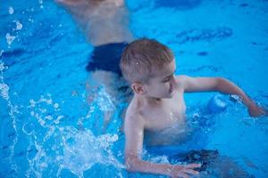 retrato de criança na piscina foto