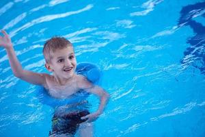 criança na piscina foto