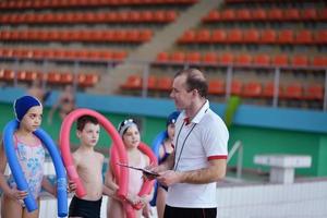 grupo de crianças felizes na piscina foto