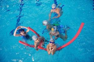 grupo de crianças felizes na piscina foto