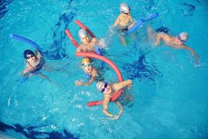 grupo de crianças felizes na piscina foto