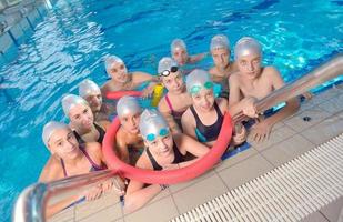 grupo infantil na piscina foto