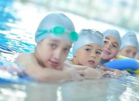 grupo infantil na piscina foto