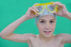 retrato de criança na piscina foto