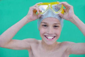 retrato de criança na piscina foto