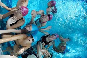 grupo de crianças felizes na piscina foto