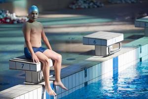 retrato de criança na piscina foto