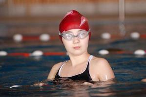 .garota na piscina foto