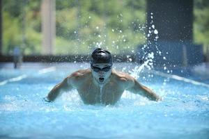 nadador na piscina foto